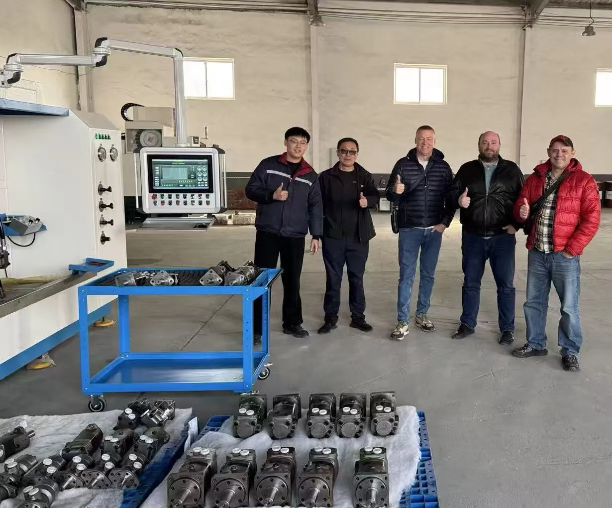 ရုရှား ဖောက်သည်များသည် Qingdao ရှိ Yushan ဟိုက်ဒရောလစ် မော်တာ စက်ရုံသို့ သွားရောက် ကြည့်ရှု စစ်ဆေးကာ အမြင်ချင်း ဖလှယ်ခဲ့ကြသည်။